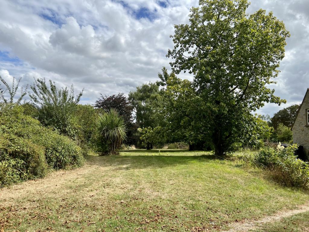 Lot: 89 - BARN CONVERSION FOR UPDATING WITH LARGE GARDEN - FURTHER DEVELOPMENT POTENTIAL -